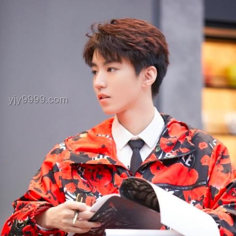 **这是我认识的王俊凯吗：从偶像到多面艺人的蜕变分析**