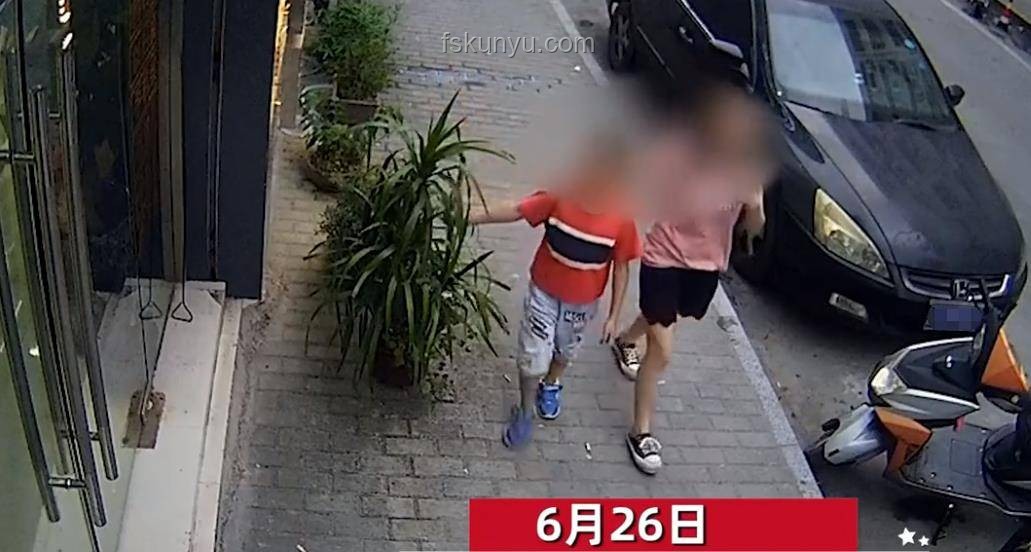 家长用铲子挡电梯门，幼童被困的惊险瞬间