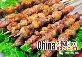 游客防“烧烤刺客”指南：识破陷阱，安心享受美食