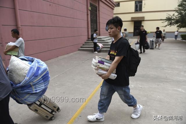 高考后行李搬运服务兴起，女生案例凸显市场需求