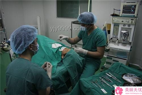 隆胸假体救命案例与传统防护手段对比分析
