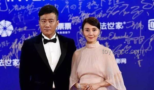 白岩松祝福与扁担女孩故事的对比分析